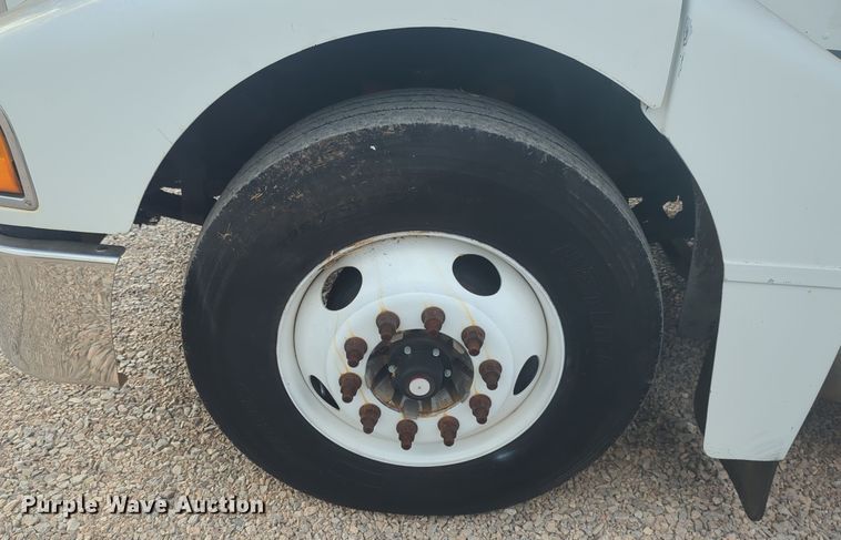 image for item EQ2415 2004 Peterbilt 385 semi truck