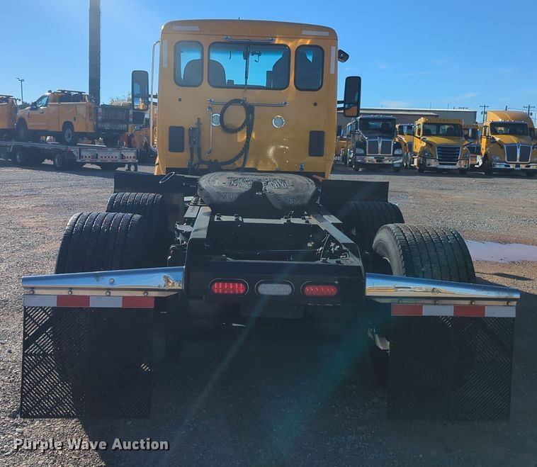 image for item EQ2451 2021 Kenworth T680 semi truck