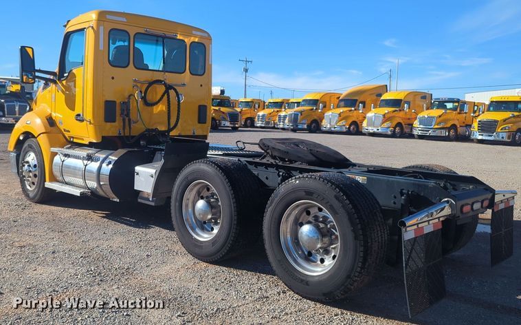 image for item EQ2451 2021 Kenworth T680 semi truck