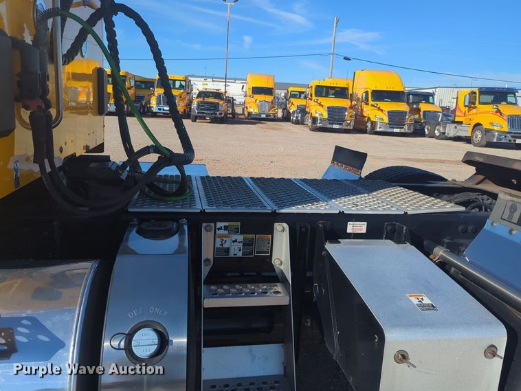 image for item EQ2451 2021 Kenworth T680 semi truck