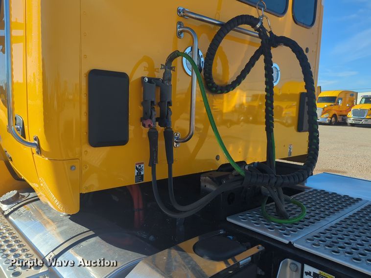 image for item EQ2451 2021 Kenworth T680 semi truck