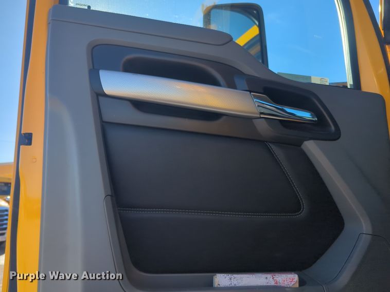 image for item EQ2451 2021 Kenworth T680 semi truck