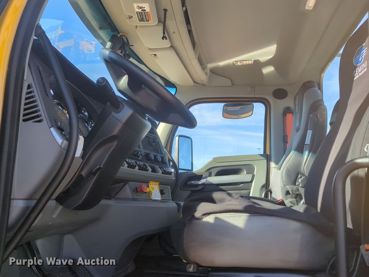 image for item EQ2451 2021 Kenworth T680 semi truck