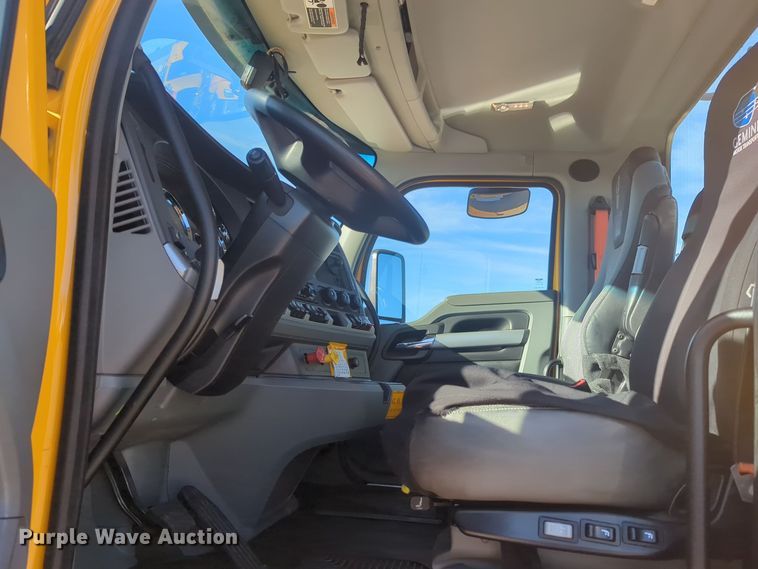 image for item EQ2451 2021 Kenworth T680 semi truck