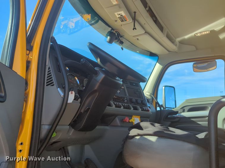 image for item EQ2451 2021 Kenworth T680 semi truck