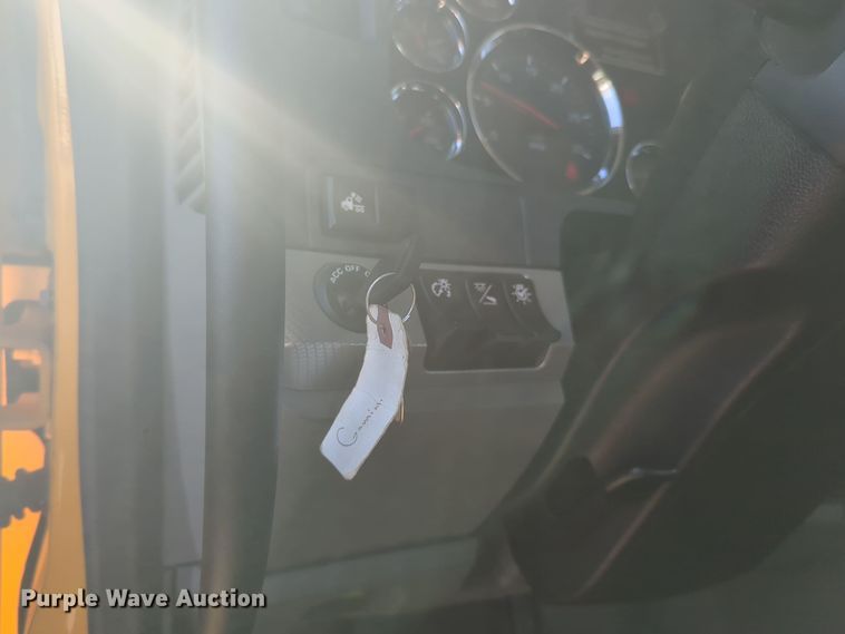 image for item EQ2451 2021 Kenworth T680 semi truck