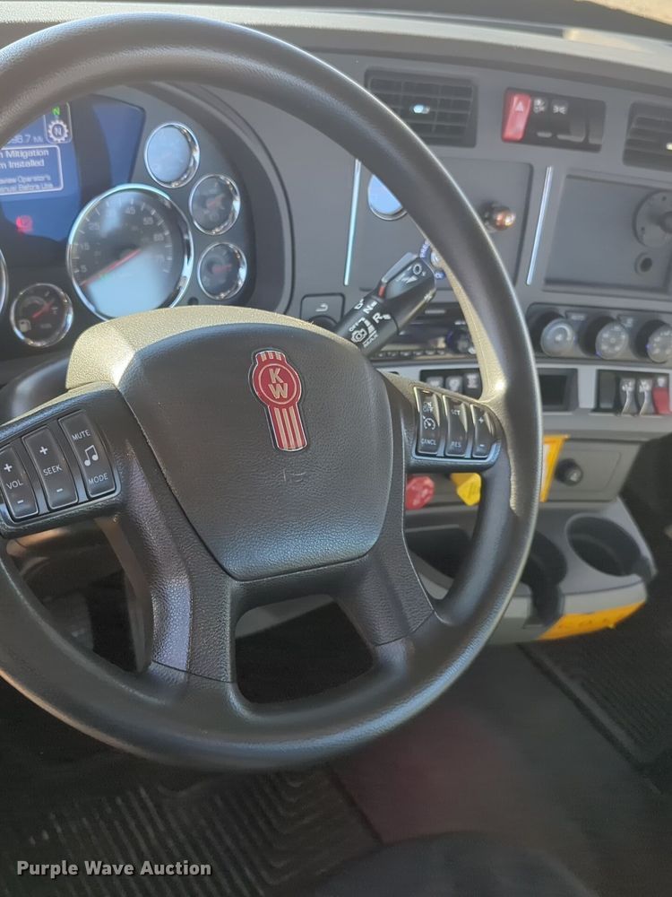 image for item EQ2451 2021 Kenworth T680 semi truck