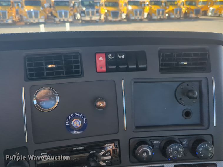 image for item EQ2451 2021 Kenworth T680 semi truck