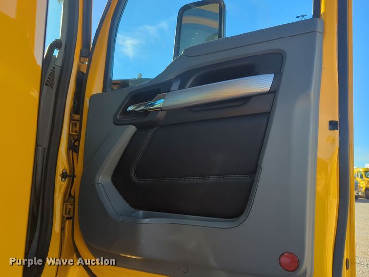 image for item EQ2451 2021 Kenworth T680 semi truck