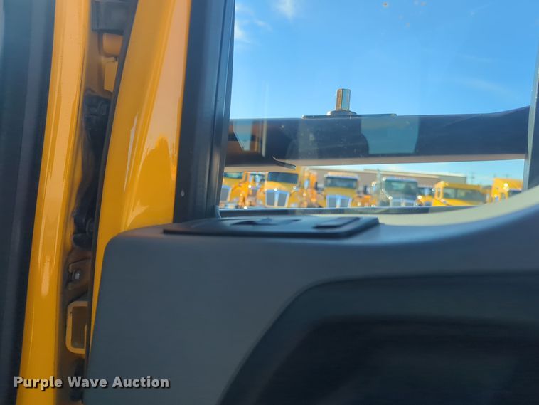 image for item EQ2451 2021 Kenworth T680 semi truck