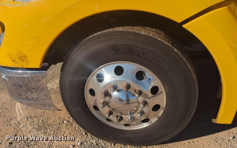 image for item EQ2451 2021 Kenworth T680 semi truck