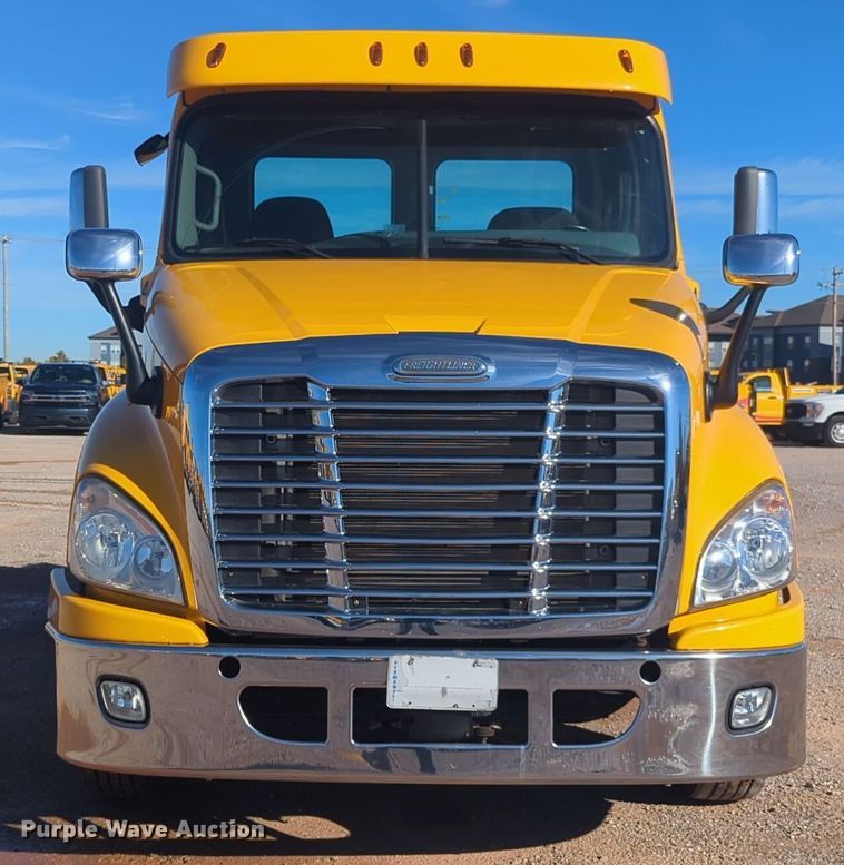 image for item EQ2452 2018 Freightliner Cascadia 125 semi truck