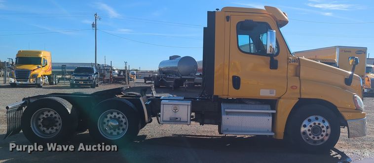 image for item EQ2452 2018 Freightliner Cascadia 125 semi truck
