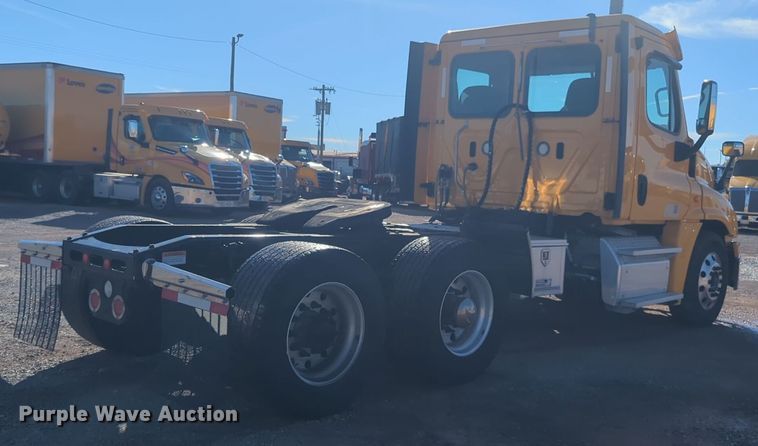 image for item EQ2452 2018 Freightliner Cascadia 125 semi truck