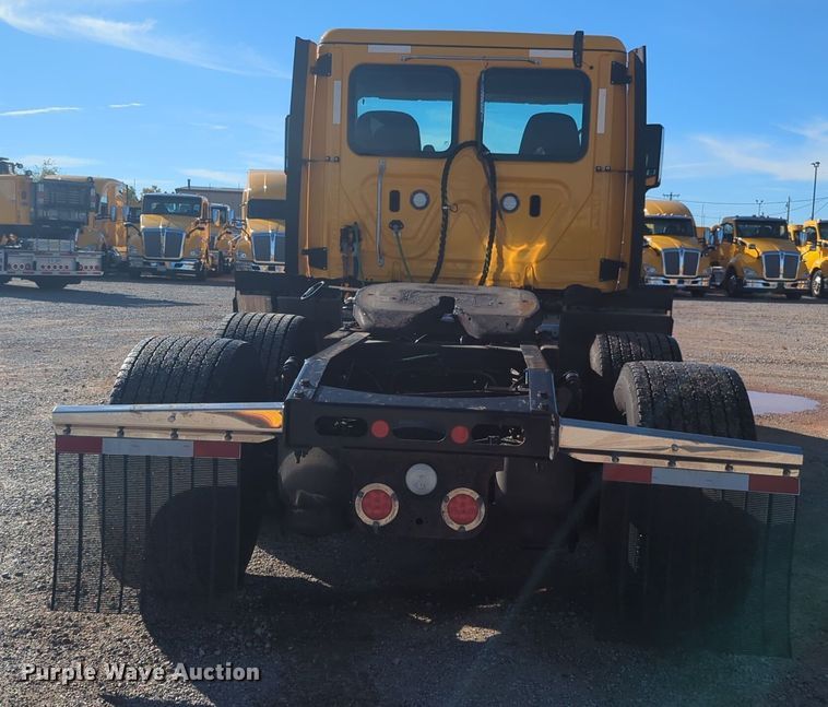 image for item EQ2452 2018 Freightliner Cascadia 125 semi truck