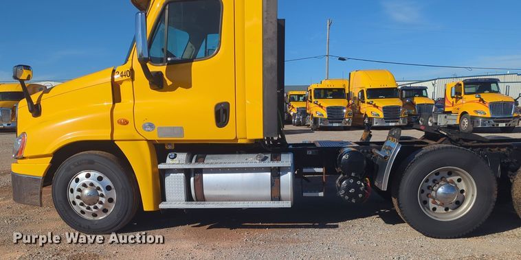 image for item EQ2452 2018 Freightliner Cascadia 125 semi truck