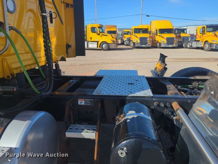 image for item EQ2452 2018 Freightliner Cascadia 125 semi truck