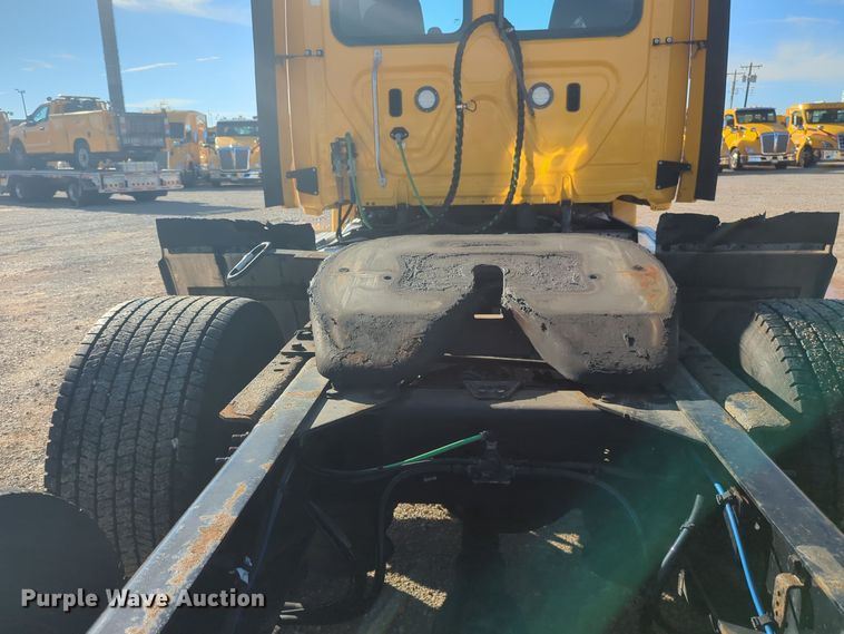 image for item EQ2452 2018 Freightliner Cascadia 125 semi truck