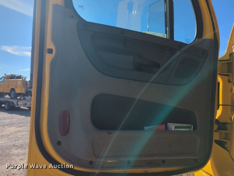 image for item EQ2452 2018 Freightliner Cascadia 125 semi truck