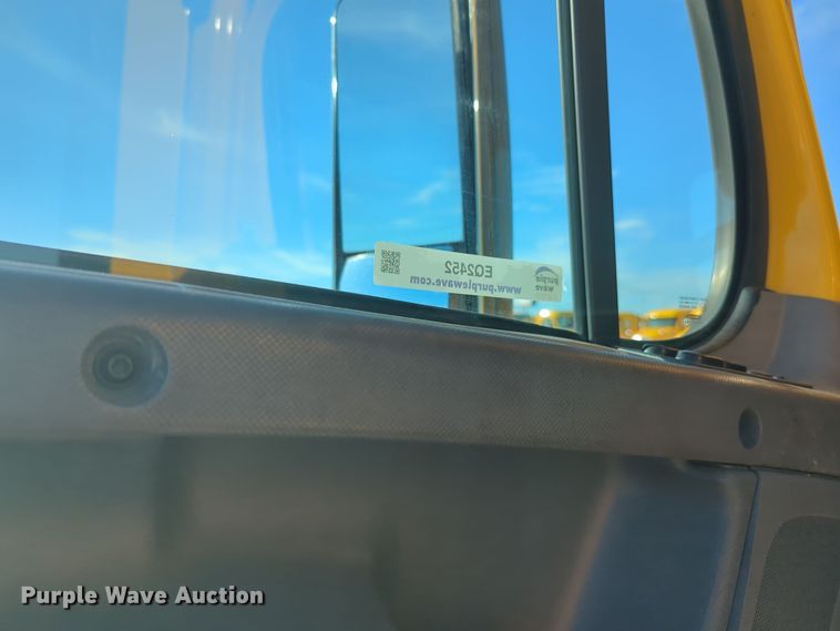 image for item EQ2452 2018 Freightliner Cascadia 125 semi truck