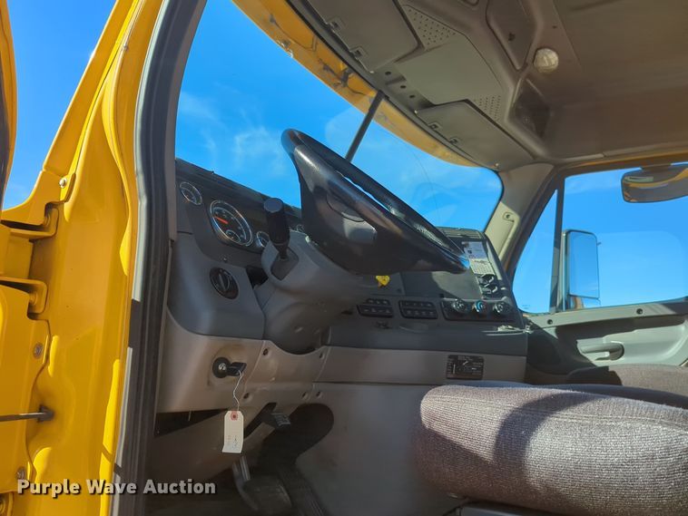 image for item EQ2452 2018 Freightliner Cascadia 125 semi truck