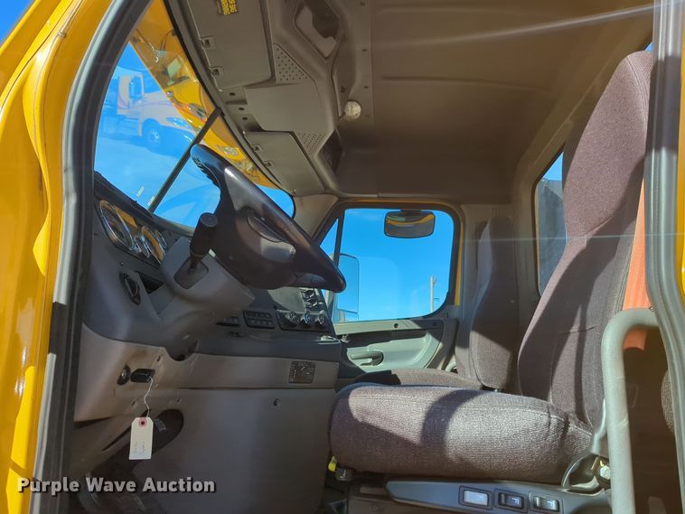 image for item EQ2452 2018 Freightliner Cascadia 125 semi truck