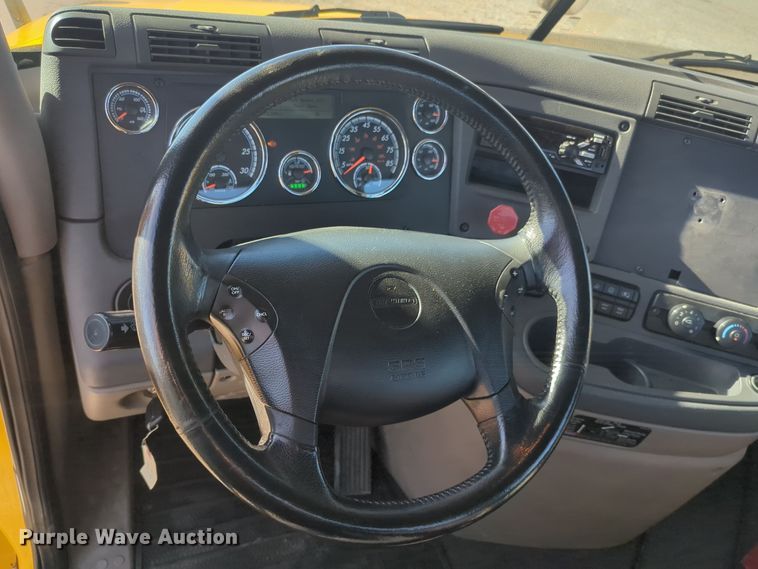 image for item EQ2452 2018 Freightliner Cascadia 125 semi truck