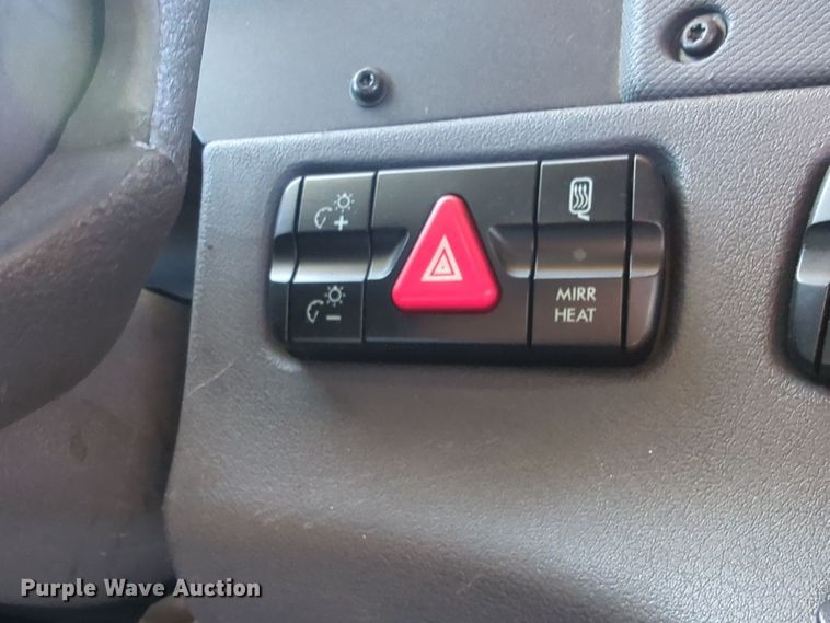 image for item EQ2452 2018 Freightliner Cascadia 125 semi truck