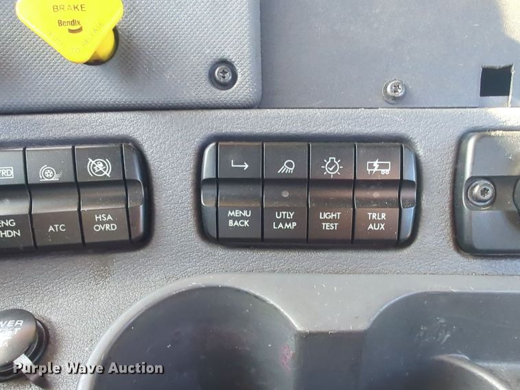 image for item EQ2452 2018 Freightliner Cascadia 125 semi truck