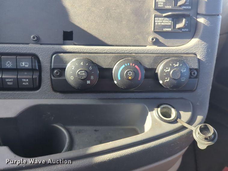 image for item EQ2452 2018 Freightliner Cascadia 125 semi truck