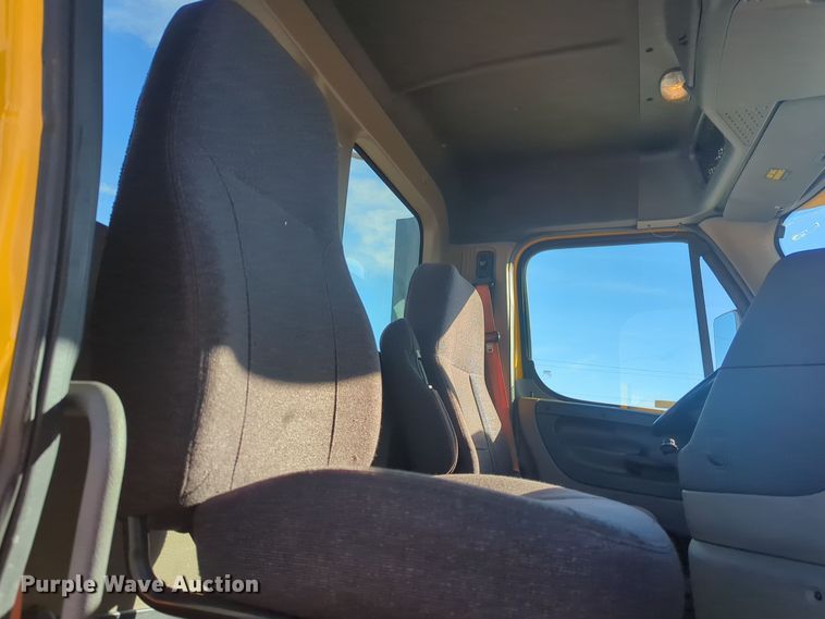 image for item EQ2452 2018 Freightliner Cascadia 125 semi truck