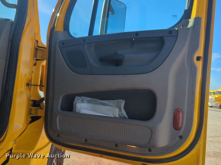 image for item EQ2452 2018 Freightliner Cascadia 125 semi truck