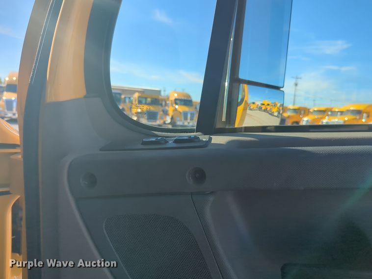 image for item EQ2452 2018 Freightliner Cascadia 125 semi truck