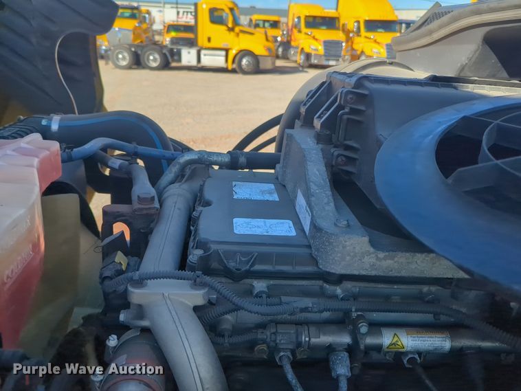 image for item EQ2452 2018 Freightliner Cascadia 125 semi truck