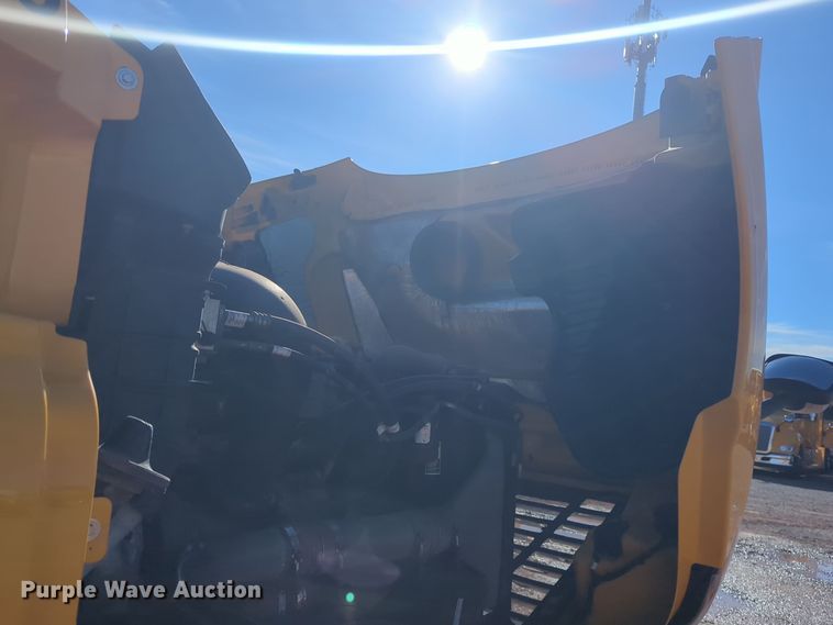 image for item EQ2452 2018 Freightliner Cascadia 125 semi truck