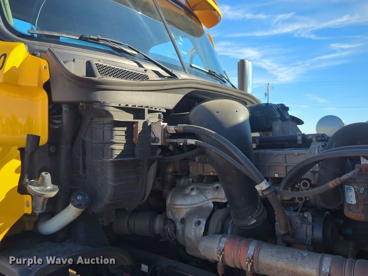 image for item EQ2452 2018 Freightliner Cascadia 125 semi truck