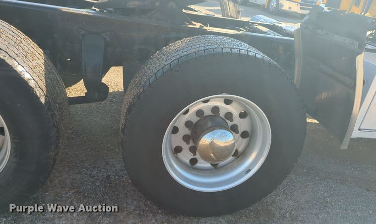 image for item EQ2452 2018 Freightliner Cascadia 125 semi truck