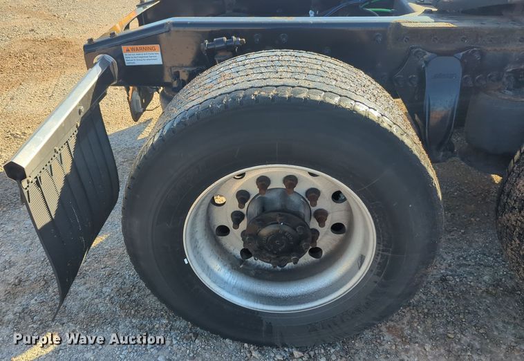 image for item EQ2452 2018 Freightliner Cascadia 125 semi truck