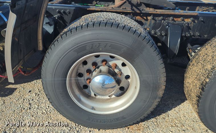 image for item EQ2452 2018 Freightliner Cascadia 125 semi truck