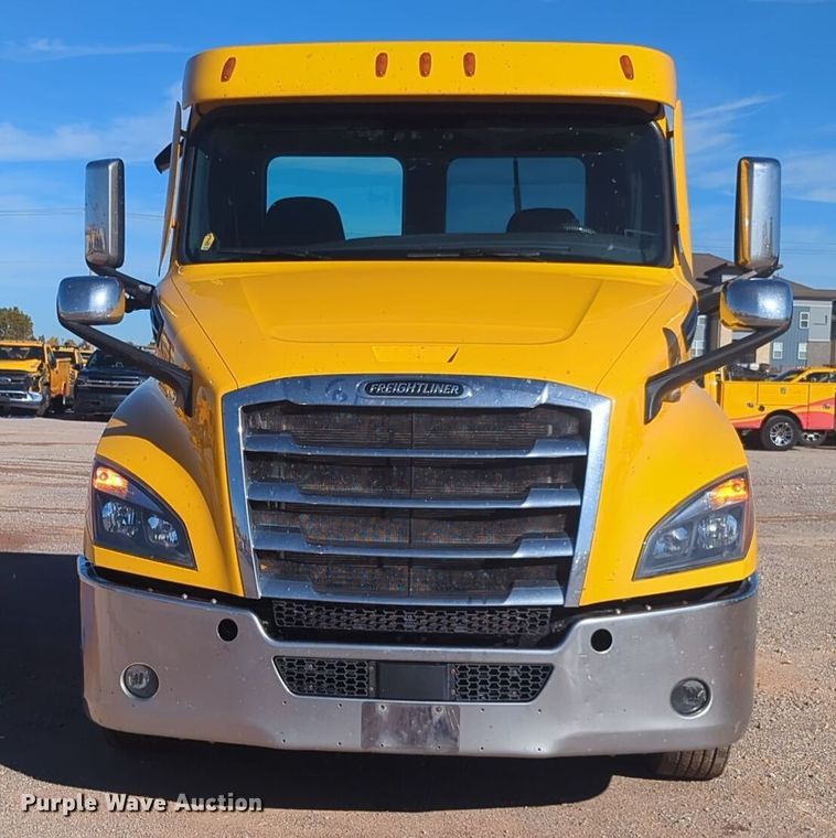 image for item EQ2453 2021 Freightliner Cascadia 126 semi truck
