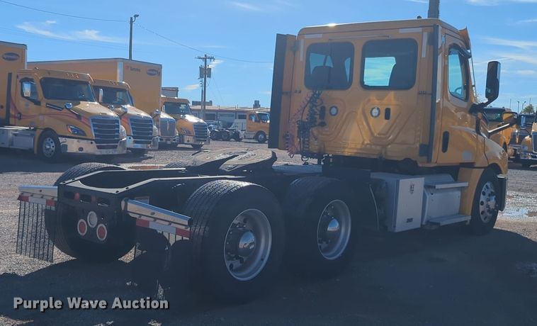 image for item EQ2453 2021 Freightliner Cascadia 126 semi truck