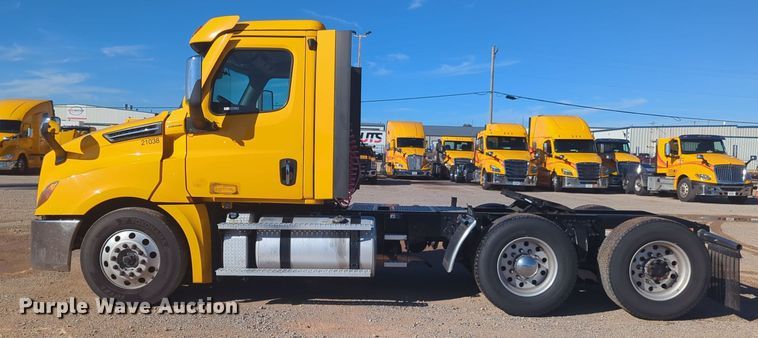 image for item EQ2453 2021 Freightliner Cascadia 126 semi truck