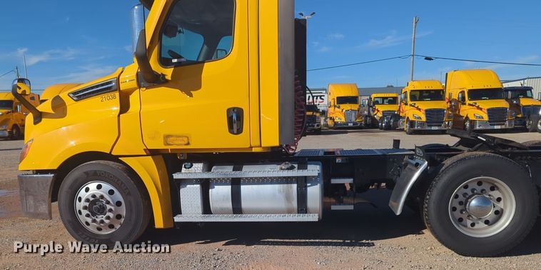 image for item EQ2453 2021 Freightliner Cascadia 126 semi truck