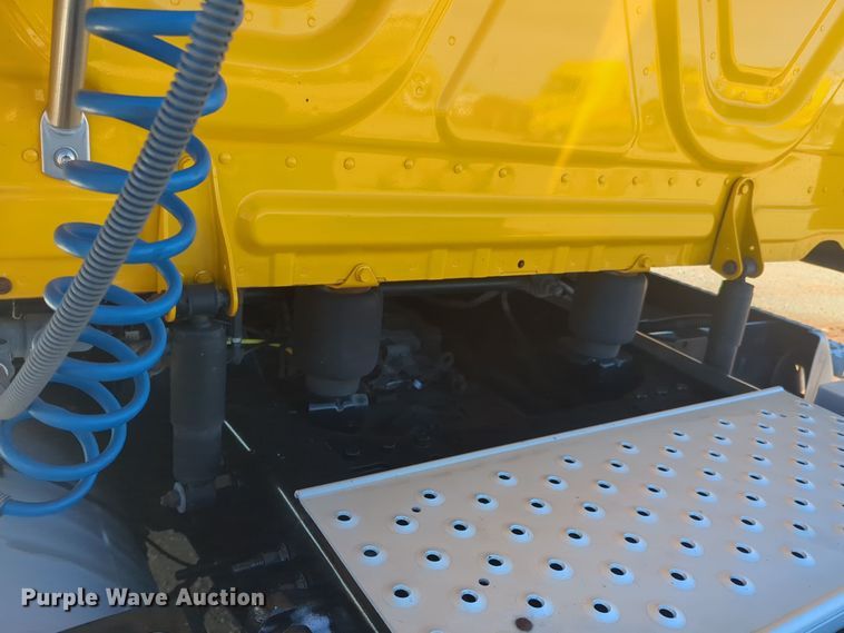 image for item EQ2453 2021 Freightliner Cascadia 126 semi truck