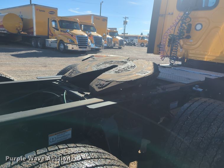 image for item EQ2453 2021 Freightliner Cascadia 126 semi truck