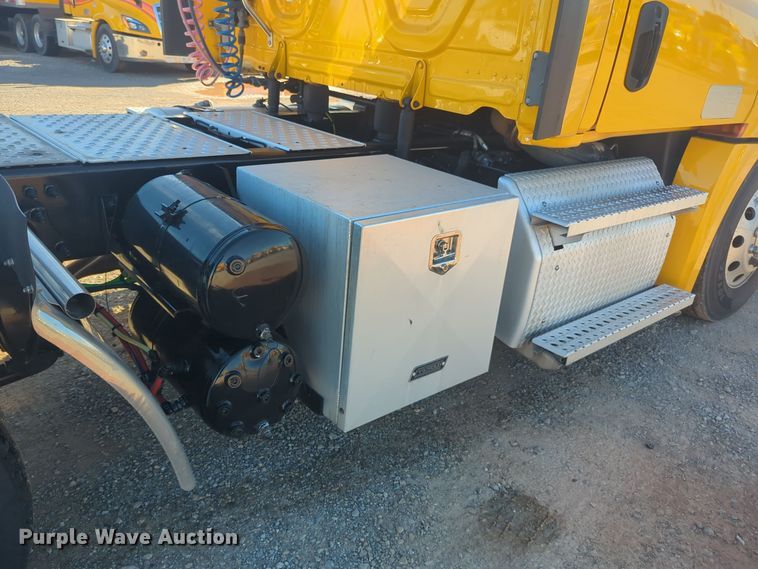 image for item EQ2453 2021 Freightliner Cascadia 126 semi truck