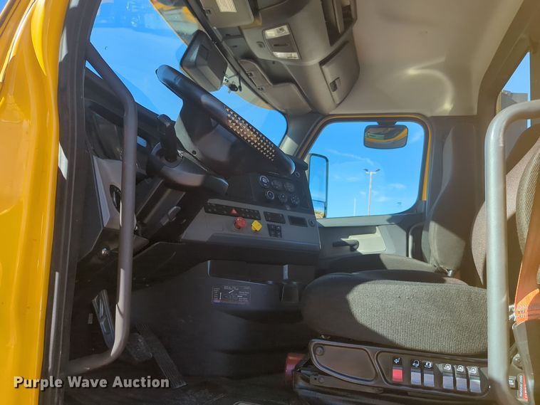 image for item EQ2453 2021 Freightliner Cascadia 126 semi truck