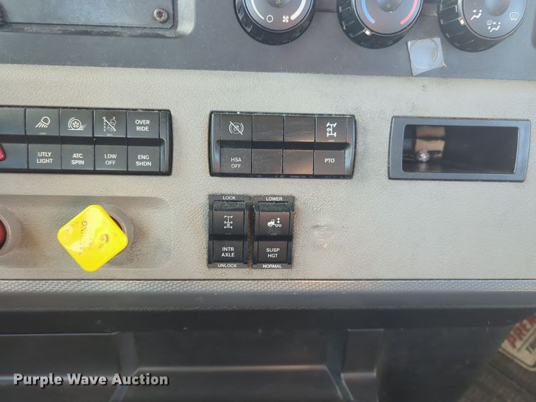 image for item EQ2453 2021 Freightliner Cascadia 126 semi truck