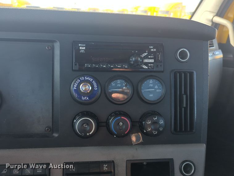 image for item EQ2453 2021 Freightliner Cascadia 126 semi truck