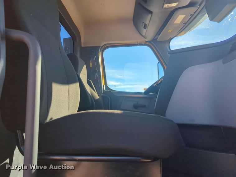 image for item EQ2453 2021 Freightliner Cascadia 126 semi truck